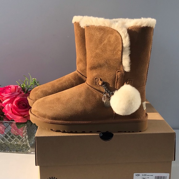 UGG Classic Short Charm - Picture 5 of 10